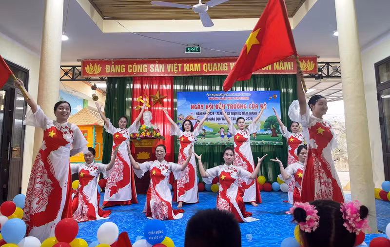 Tiết mục văn nghệ chào mừng Lễ khai giảng của các cô giáo Trường Mầm non Tam Chung. 11.jpg