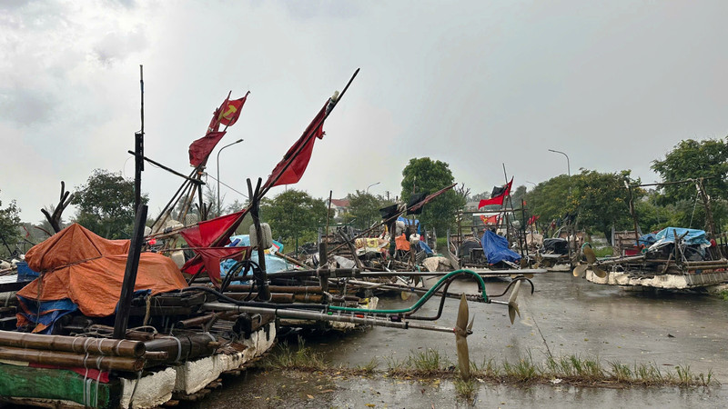 4-be-mang-cua-nguoi-dan-xa-ven-bien-hoang-thanh-thanh-hoa-duoc-dua-len-bo-de-tranh-bao.jpg