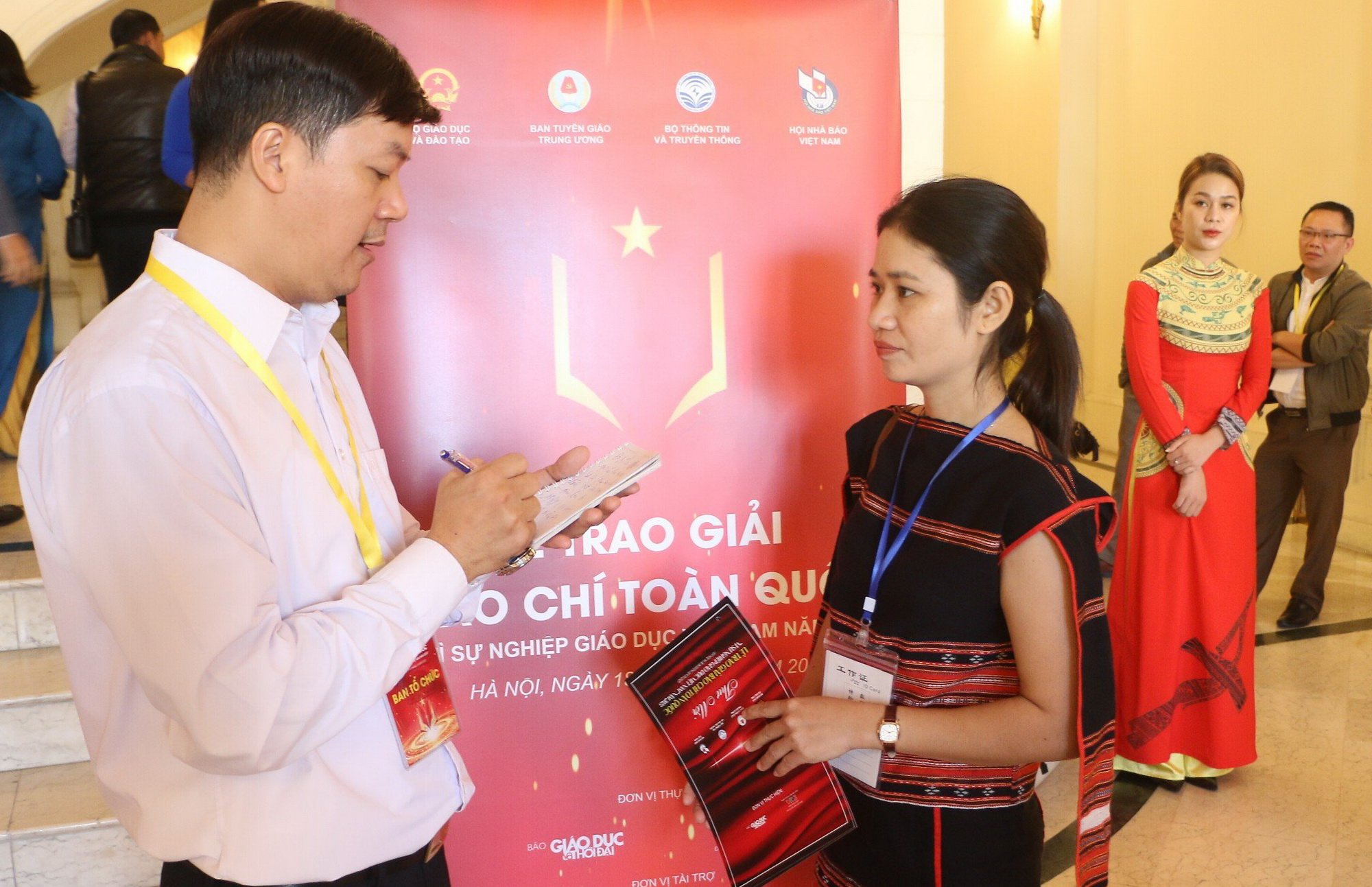 Cô Đinh Thị Anenh – giáo viên Trường Tiểu học &amp; THCS Lê Lợi, xã Đăk Tơ Pang trong buổi tham dự sự kiện của Báo Giáo dục và Thời đại.