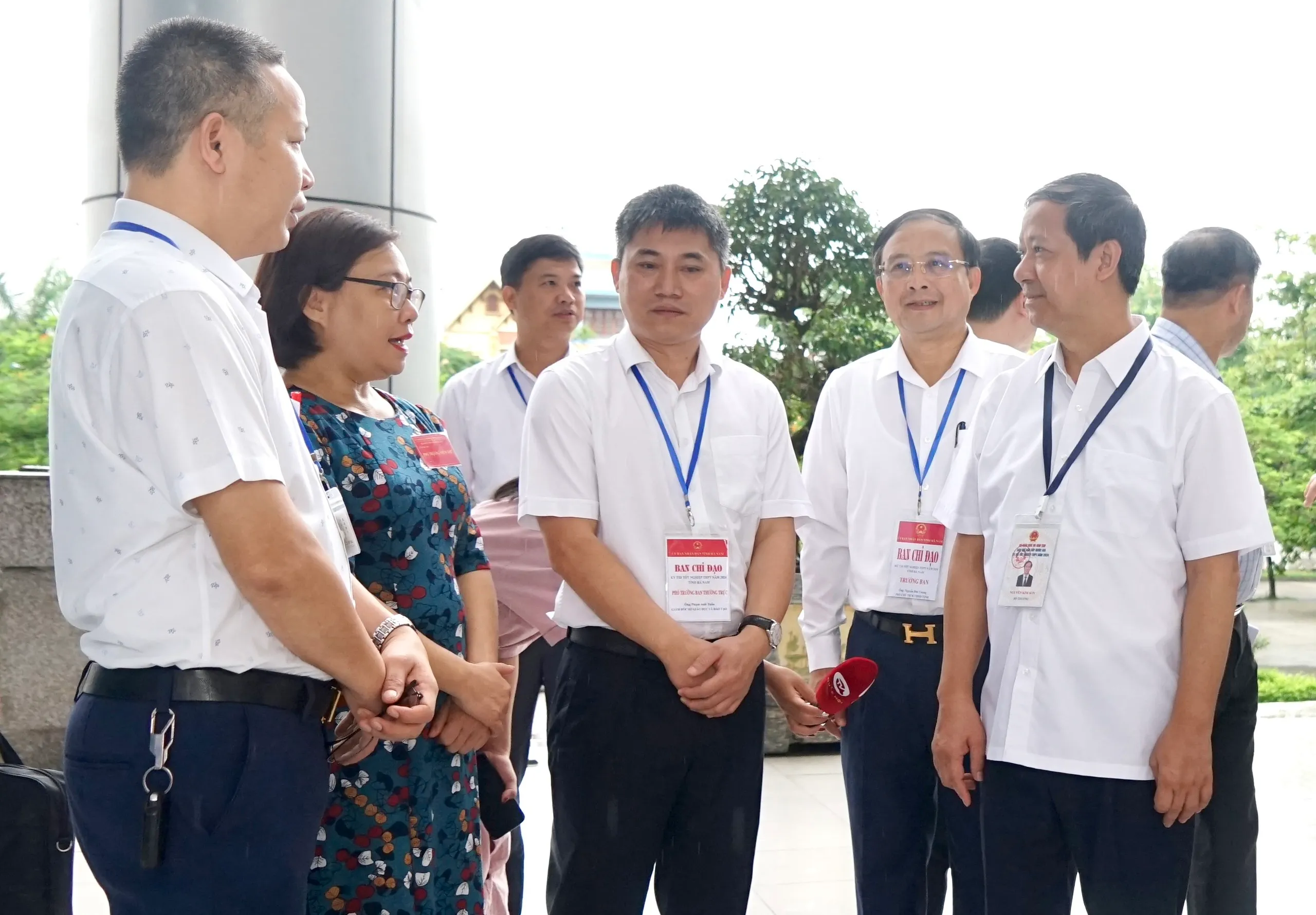 Bộ trưởng Bộ GD&ĐT Nguyễn Kim Sơn trao đổi tại Điểm thi Trường THPT Chuyên Biên Hòa, Hà Nam đầu giờ sáng 27/6. Ảnh: Xuân Phú.