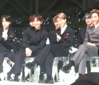 Hiếm hoi lắm mới thấy cả 7 nam thần BTS "ngã vào bể tình" vì một "bóng hồng" như thế này! ảnh 7 Hiếm hoi lắm mới thấy cả 7 nam thần BTS ngã vào bể tình vì một bóng hồng như thế này!-8