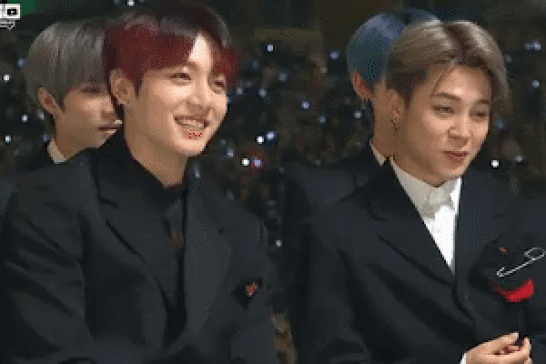 Hiếm hoi lắm mới thấy cả 7 nam thần BTS "ngã vào bể tình" vì một "bóng hồng" như thế này! ảnh 6 Hiếm hoi lắm mới thấy cả 7 nam thần BTS ngã vào bể tình vì một bóng hồng như thế này!-7