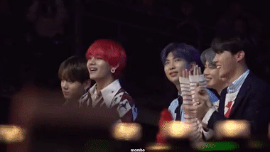 Hiếm hoi lắm mới thấy cả 7 nam thần BTS "ngã vào bể tình" vì một "bóng hồng" như thế này! ảnh 4 Hiếm hoi lắm mới thấy cả 7 nam thần BTS ngã vào bể tình vì một bóng hồng như thế này!-5