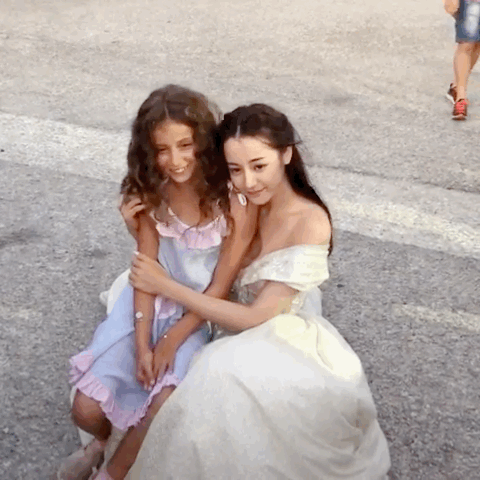 Ảnh không qua chỉnh sửa của Địch Lệ Nhiệt Ba nhận cơn mưa lời khen ảnh 1 Địch Lệ Nhiệt Ba mặc váy cưới trắng xinh xắn, ảnh không qua chỉnh sửa nhận cơn mưa lời khen của dân mạng ảnh 1