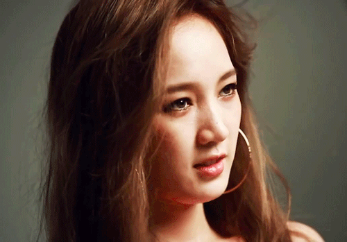 Jia đảm nhận vị trí rap và nhảy trong nhóm. Cô từng học trường múa khi còn ở Trung Quốc. Vì vậy, nữ thần tượng sở hữu biệt tài uốn dẻo khá độc đáo, nhiều lần khiến khán giả cũng như các ngôi sao Kpop khác phải kinh ngạc. Tuy nhiên, công chúng Hàn Quốc thường chỉ trích cô bất tài, chỉ biết uốn dẻo. Nhan sac goi cam cua cuu than tuong Kpop yeu con trai ty phu Singapore hinh anh 3