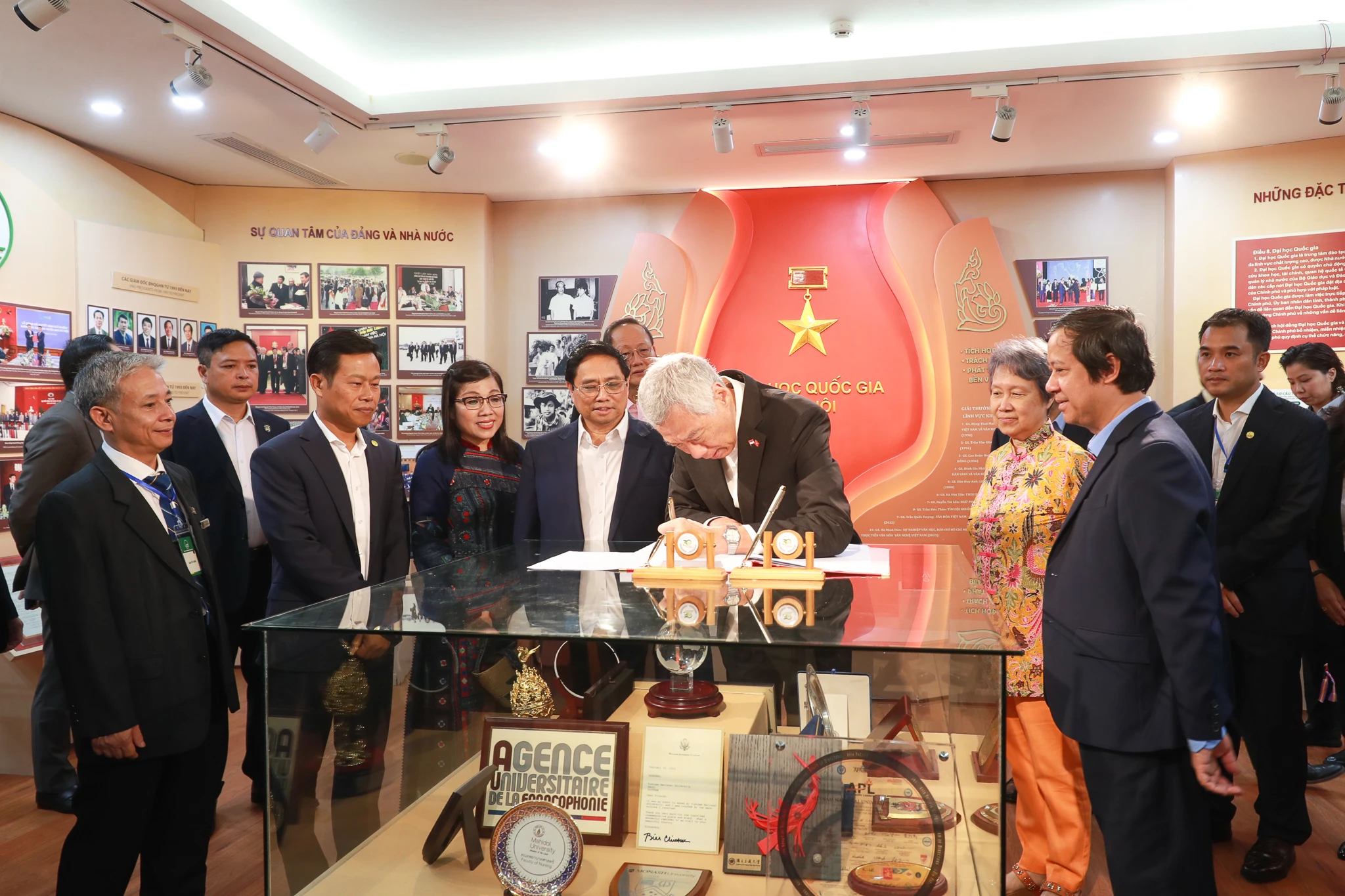 Thủ tướng Singapore Lý Hiển Long ghi sổ vàng lưu niệm ĐHQGHN.