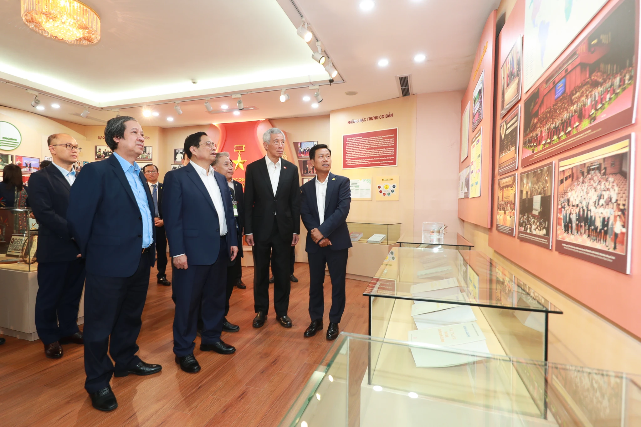 Thủ tướng Phạm Minh Chính; Thủ tướng Lý Hiển Long; Bộ trưởng Bộ GD&amp;ĐT Nguyễn Kim Sơn; Giám đốc ĐHQGHN Lê Quân...thăm phòng truyền thống của ĐHQGHN.