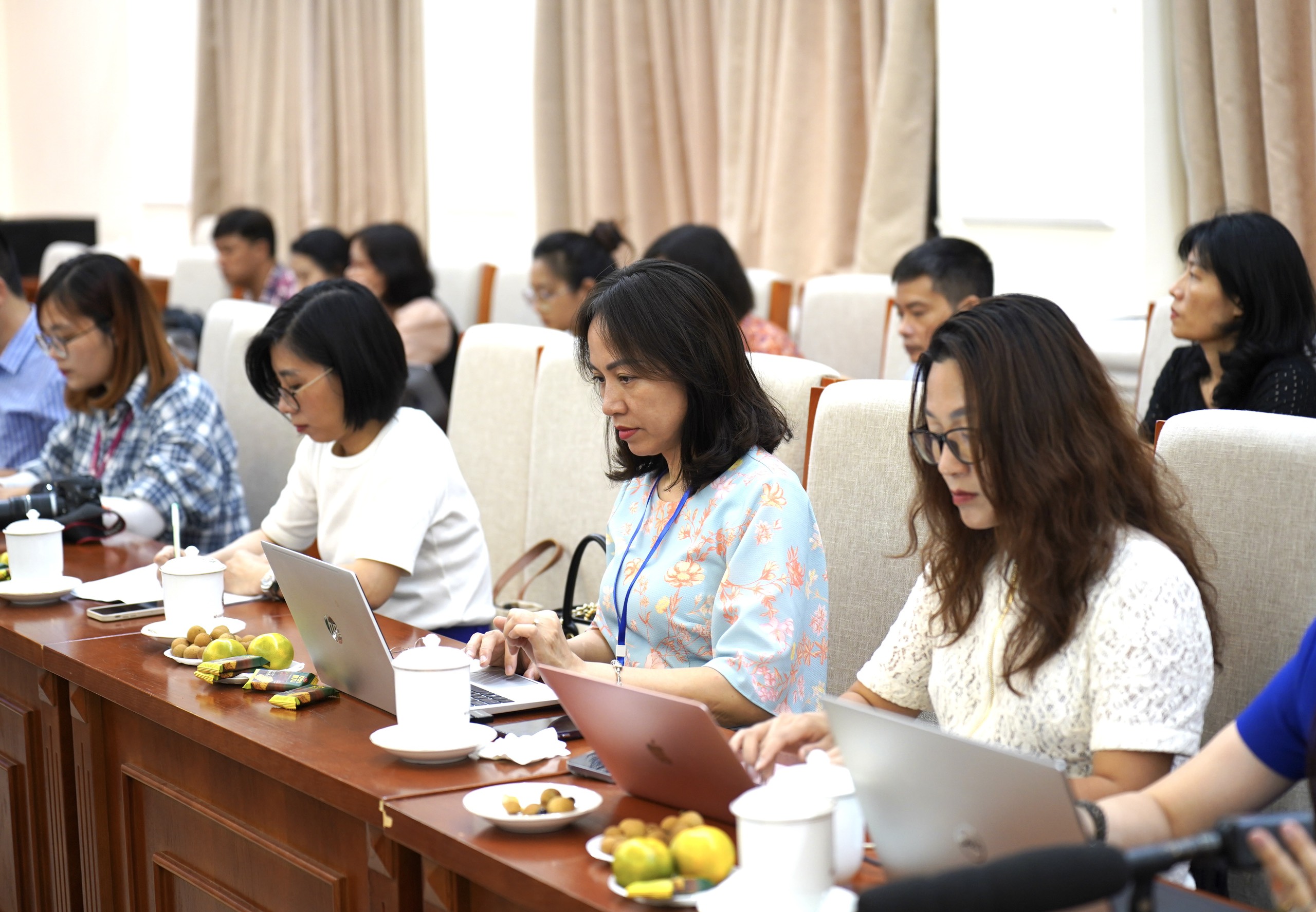 Đông đảo các nhà báo tham dự buổi họp.