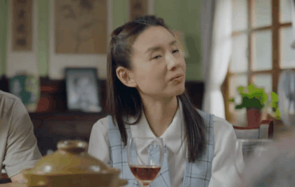 Vào vai nữ sinh, Đổng Khiết bị chê cưa sừng làm nghé ảnh 1 Dong Khiet bi che cua sung lam nghe khi vao vai nu sinh hinh anh 1