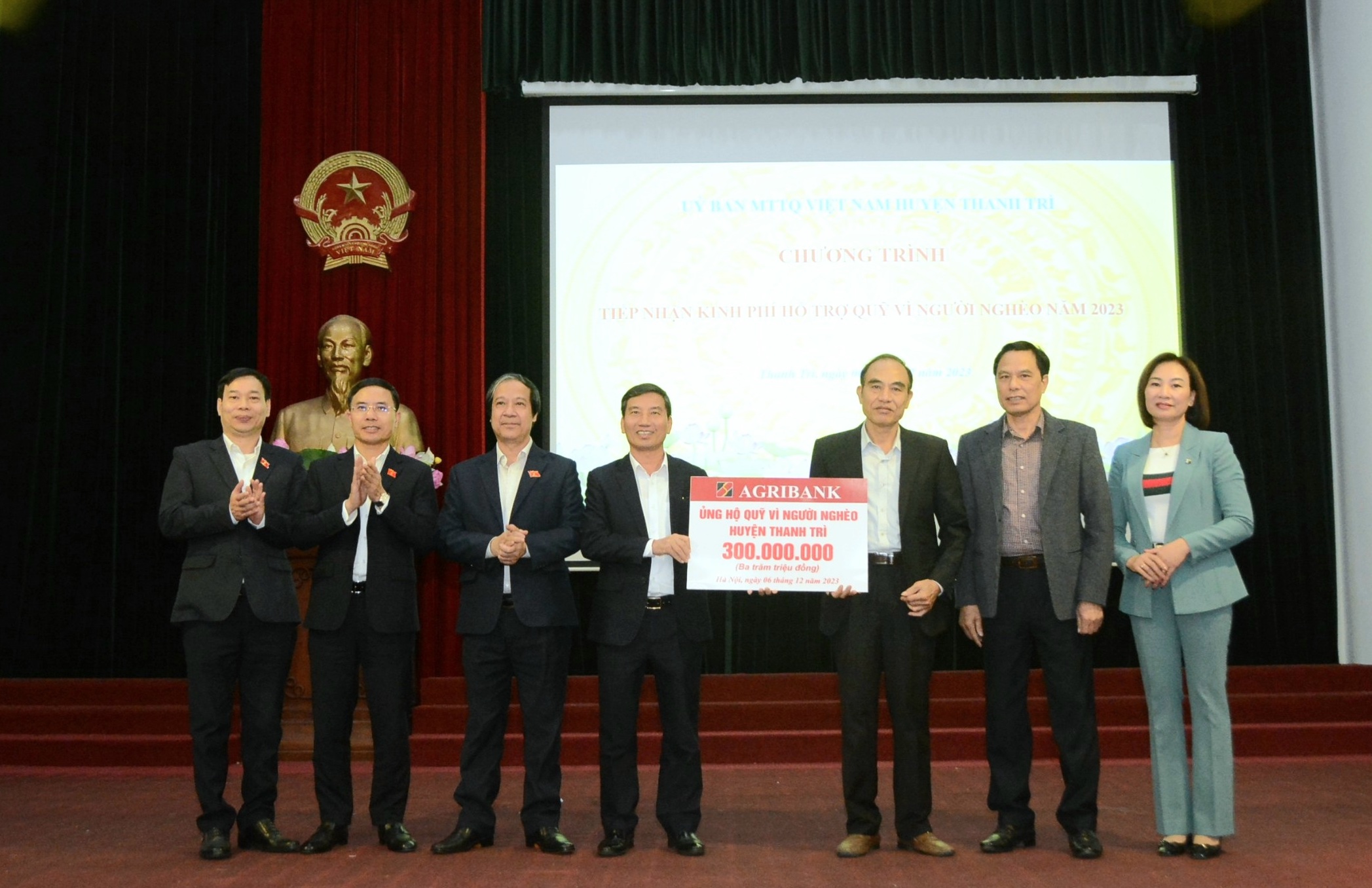 Đại biểu Quốc hội thuộc đơn vị bầu cử số 6, thành phố Hà Nội trao tặng Quỹ người nghèo của huyện Thanh Trì 300 triệu đồng. Đại biểu Quốc hội thuộc đơn vị bầu cử số 6, thành phố Hà Nội trao tặng Quỹ người nghèo của huyện Thanh Trì 300 triệu đồng.