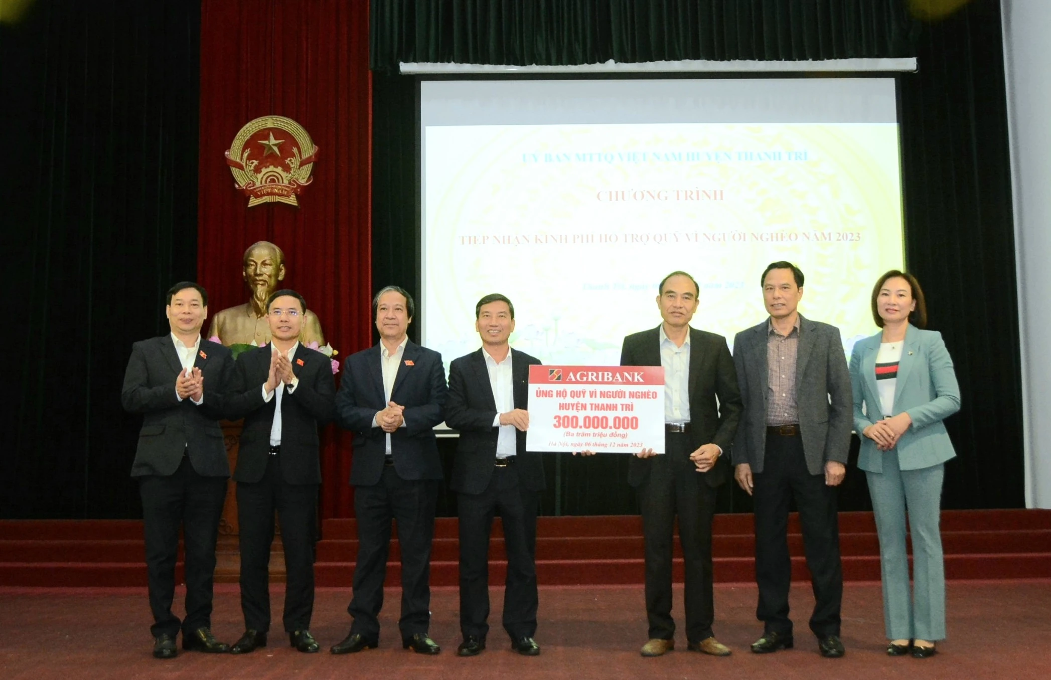 Đại biểu Quốc hội thuộc đơn vị bầu cử số 6, thành phố Hà Nội trao tặng Quỹ người nghèo của huyện Thanh Trì 300 triệu đồng.