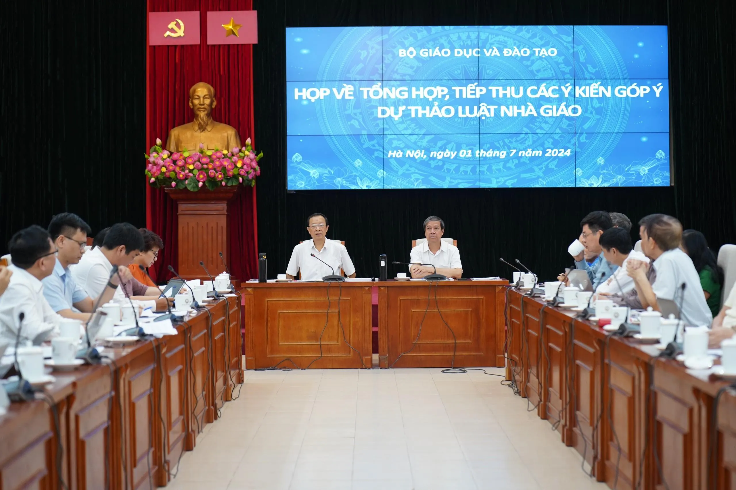 Bộ trưởng Nguyễn Kim Sơn, Thứ trưởng Phạm Ngọc Thưởng chủ trì cuộc họp.