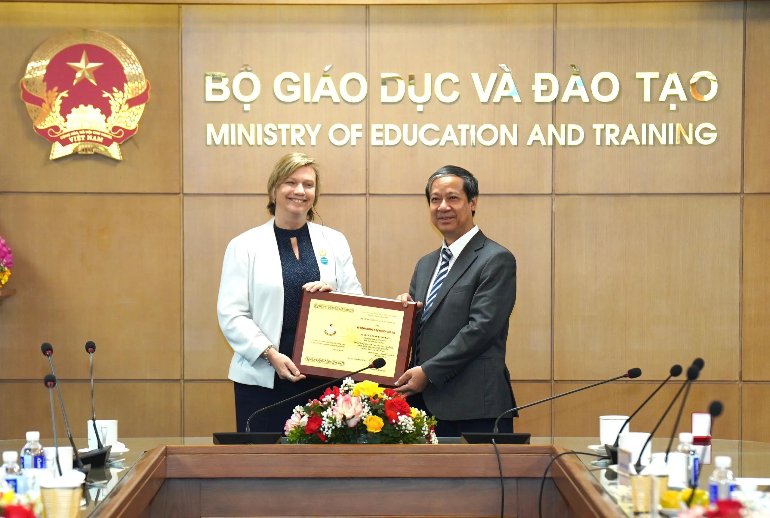 Bộ trưởng Bộ GD&ĐT Nguyễn Kim Sơn trao Kỷ niệm chương “Vì sự nghiệp giáo dục” cho bà Rana Jane Flowers, Trưởng đại diện Unicef tại Việt Nam.