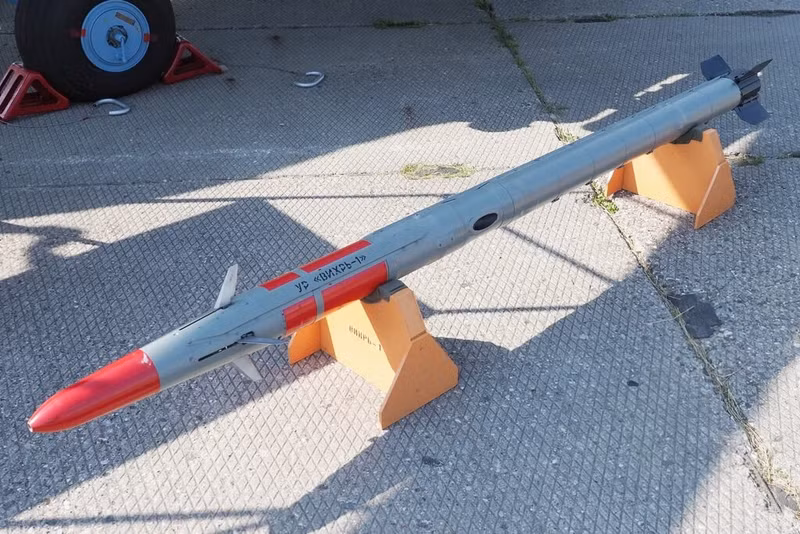 Nhiệm vụ của phi công chỉ là tìm mục tiêu trên chiến trường. Khi đối tượng đi vào vùng quét của hệ thống TV tích hợp, tính năng tự động theo dõi sẽ được kích hoạt. Phi công chỉ phải tiếp cận cự ly bắn và nhấn nút. vikhr-1-mockup-at-army-2022b.jpg