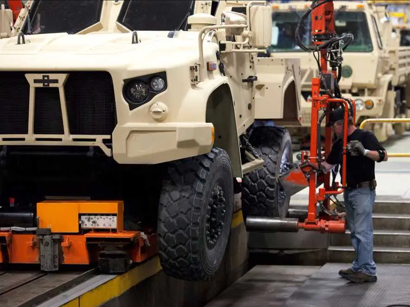 Đơn đặt hàng bao gồm các xe đa dụng JLTV M1280A1/A2/A3, phiên bản vận tải Utility M1279A1/A2/A3, biến thể mang vũ khí hạng nặng Heavy Guns Carrier M1278A1/A2/A3 và các xe hỗ trợ cận chiến Close Combat Weapons Carrier M1281A1/A2/A3. screenshot-10.png