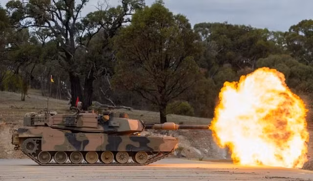 Quân đội Australia hứa với Lực lượng vũ trang Ukraine sẽ cung cấp 49 xe tăng M1A1 Abrams đã được sử dụng ở xứ sở chuột túi từ năm 2007 đến nay. Tổng cộng Canberra có 59 chiến xa loại này nhưng một số sẽ được gửi đến bảo tàng, số còn lại bị tháo rời để lấy phụ tùng. 000-m1-01-8282.jpg