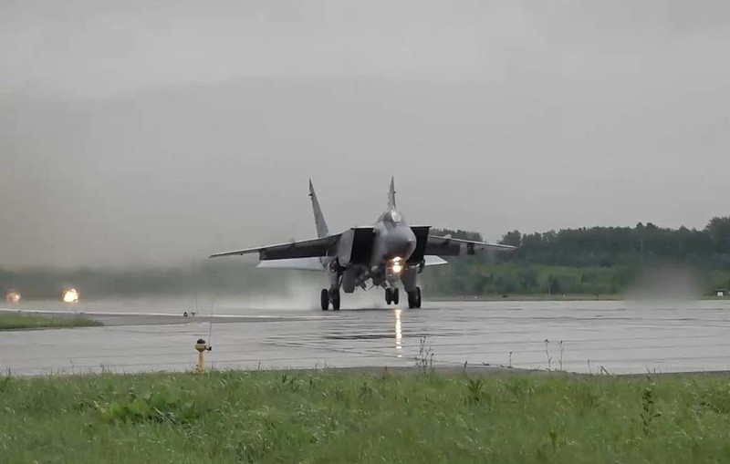 Theo chuyên gia quân sự và sử gia phòng không Yuri Knutov, tình báo Anh, thông qua Cơ quan An ninh Ukraine, đã tìm cách nắm được bí mật về vũ khí siêu thanh và cố gắng lấy một máy bay đánh chặn tầm cao độc đáo. image.jpg