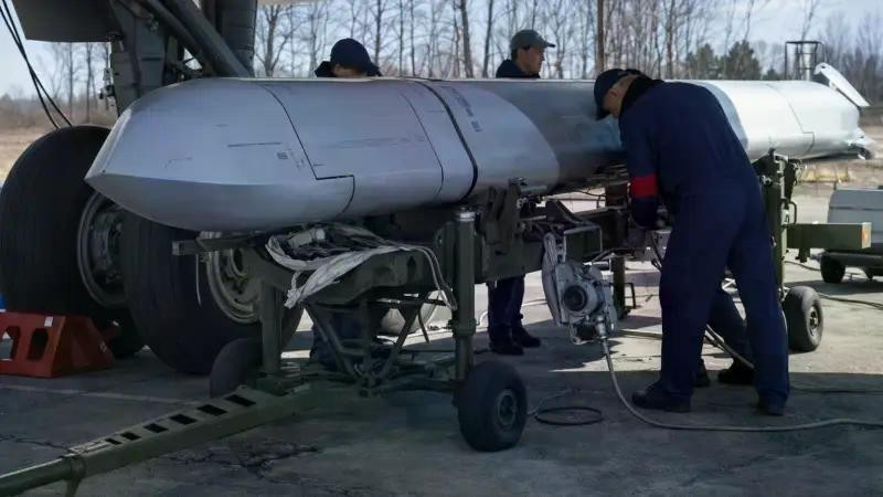 Theo các chuyên gia quân sự, tên lửa này dựa trên công nghệ mới và chỉ sử dụng các linh kiện của Nga. Nó được trang bị cơ chế dẫn đường kết hợp: Hệ thống quán tính với hiệu chỉnh quang điện tử và đầu dò tự dẫn trong giai đoạn cuối của chuyến bay. 46644b8d8d-2.jpg