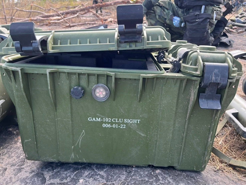 Việc bắn được thực hiện từ một bệ phóng có thể tái sử dụng, bao gồm chân máy để cố định vị trí. Khi khai hỏa, ATGM được đặt ở góc khoảng 30° để đạt được độ cao trong chặng đầu tiên của hành trình. 599945148-873093861907346-4733876508430063554-n.jpg