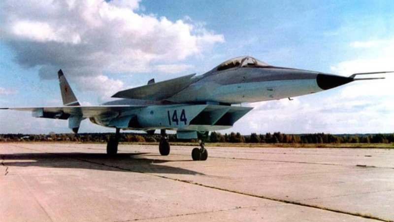Là đối trọng với F-22 của Mỹ, MiG 1.44 cũng được thiết kế để tàng hình trước nhiều loại radar khi chế tạo bằng vật liệu đặc biệt, đi kèm thiết kế "góc cạnh" hơn nhằm khó bị phát hiện. mikoyan-mig-144-the-certified-soviet-story-of-russias-first-gen-v-fighter-prototype-218369-1.jpg