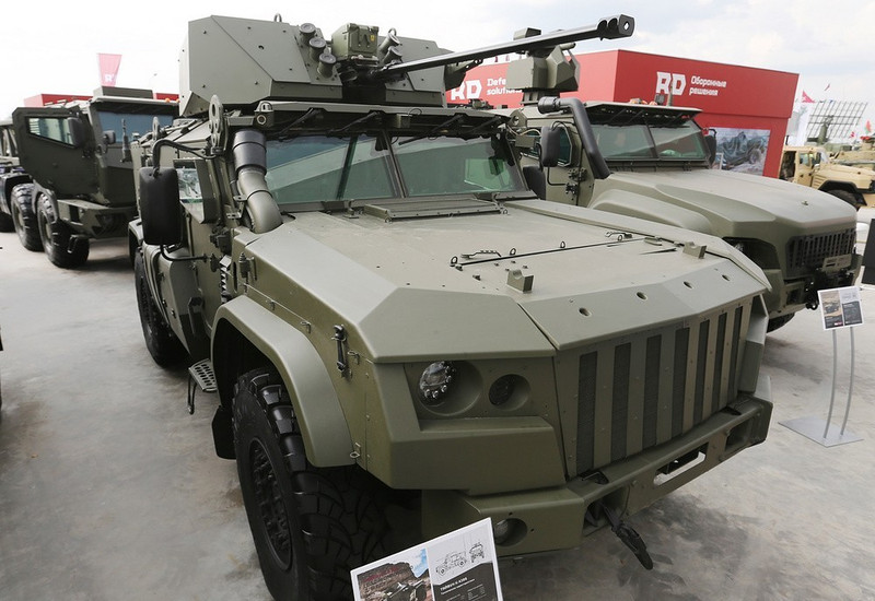 Buồng lái được lắp đặt hệ thống quản lý tác chiến GALS-D1M nhằm theo dõi tình trạng động cơ, tốc độ đi chuyển hay quan sát chướng ngại vật trên đường thông qua 5 camera. Lái xe điều chỉnh được độ cao ngay khi xe chạy để phù hợp với địa hình bằng cách tăng giảm áp suất lốp. mm.jpg