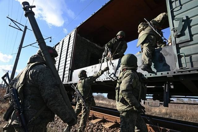 Bên cạnh đó, do đoàn tàu bọc thép là phương tiện quân sự rất lớn, có chiều dài hàng trăm mét nên rất khó khăn để hệ thống cảm biến có thể bao quát toàn diện và không để lộ khoảng trống. foto-stanislav-krasilnikov-ria-novosti-1zx3kcuf-1765446961t.jpg