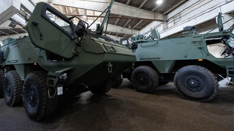 Bộ trưởng Quốc phòng Latvia Andris Spruds nhấn mạnh: "Việc tặng xe bọc thép chở quân do Latvia sản xuất là sự hỗ trợ quan trọng cho Lực lượng vũ trang Ukraine và là cơ hội để kiểm tra sức mạnh và khả năng của thiết giáp do Latvia sản xuất trên chiến trường". 515486235-1061062119539573-3460901690673448747-n-1200x675.jpg