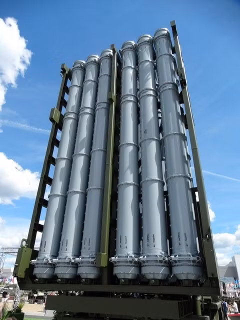 Hệ thống tên lửa phòng không S-350 Vityaz đang phục vụ trong Quân đội Nga được coi là tổ hợp tốt nhất trong phân khúc tầm trung - xa, nó được phát triển để thay thế những vũ khí bị nhận xét đã lỗi thời. dsc03955-min.jpg