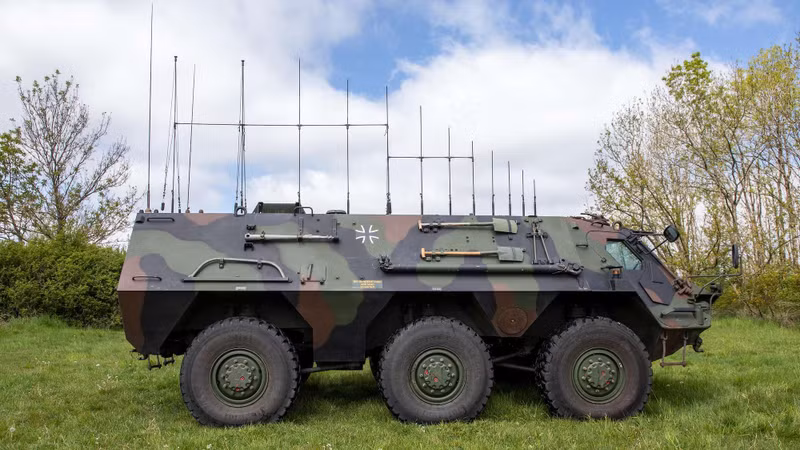 Theo trang Defense Network , Bộ Quốc phòng Đức có kế hoạch mua tới 90 hệ thống tác chiến điện tử di động, nhưng các nghị sĩ đã ngăn chặn quyết định này vì nhiều lý do cả chủ quan và khách quan. hummel-1.jpg