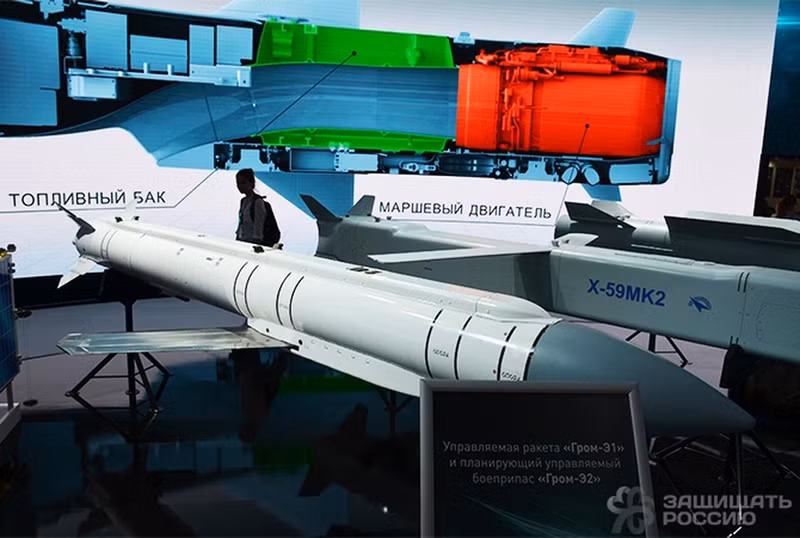 Tầm bắn của Grom-1 lên đến 120 km. Hệ thống dẫn đường là quán tính với hiệu chỉnh vệ tinh. Vũ khí này có thể được sử dụng bởi máy bay ném bom tiền tuyến Su-34, máy bay chiến đấu đa năng Su-35S và Su-57. image36-6943.jpg