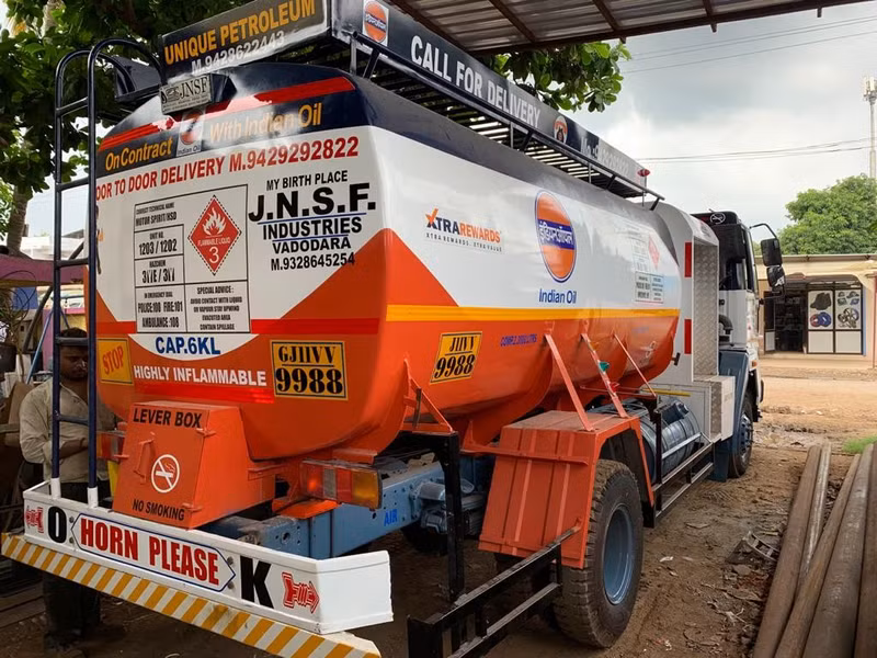 Các nhà máy lọc dầu Ấn Độ đang quay lưng lại với dầu Nga sau các lệnh trừng phạt mới từ Hoa Kỳ, chọn các loại dầu đắt hơn của Mỹ và Trung Đông để tránh hậu quả, và điều này đang khiến gã khổng lồ châu Á phải trả giá đắt. Tăng trưởng kinh tế đang bị nghi ngờ. 62a71adcaf747c00013a2c0f.jpg