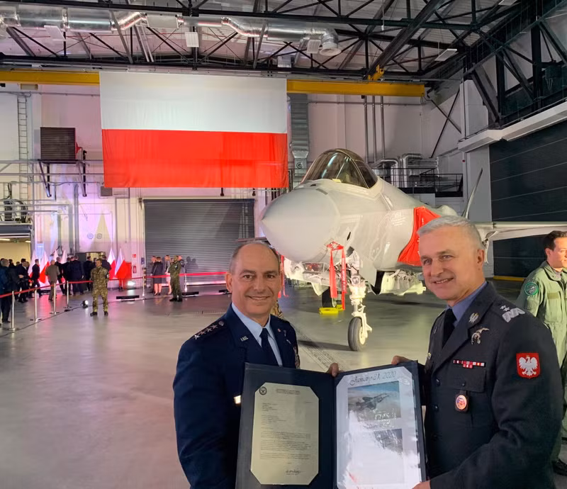 Bài báo không loại trừ khả năng tiêm kích F-35 của Ba Lan, giống như chiến đấu cơ của một số quốc gia NATO khác, cuối cùng có thể được sử dụng làm máy bay tấn công hạt nhân. 200131-f-dn211-0001.jpg