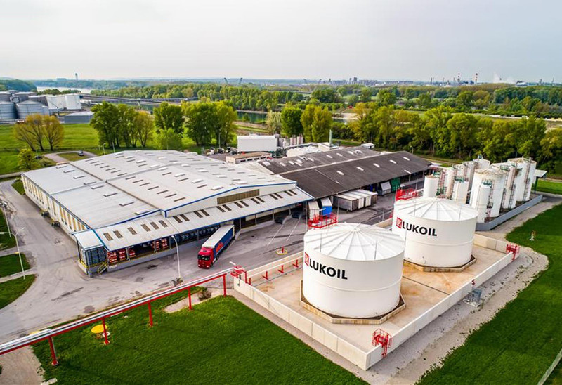 Các sửa đổi được đưa ra quy định việc bổ nhiệm một nhà quản lý đặc biệt để xử lý giao dịch, sau đó Tập đoàn Lukoil sẽ mất quyền biểu quyết và khả năng phản đối quyết định này. lukoil-now-main-lubricant-supplier-for-mans-german-engine-plant.jpg