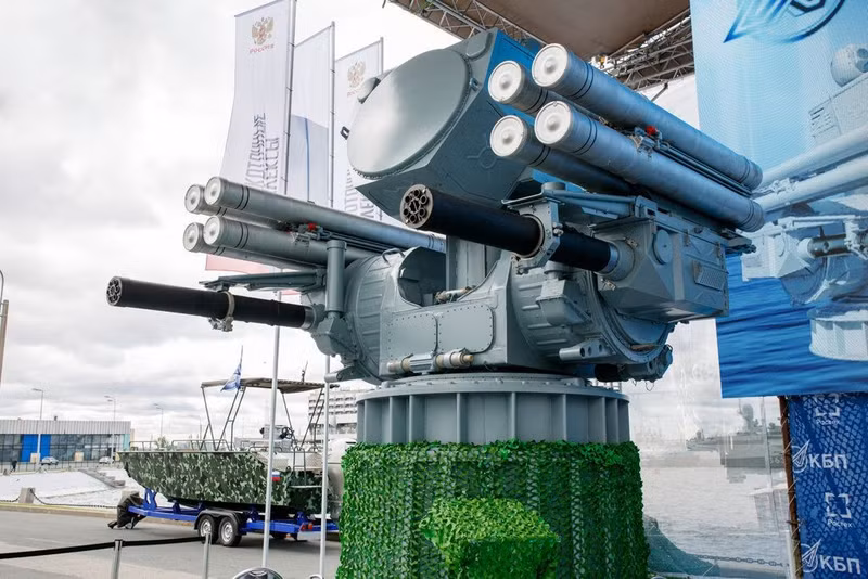 Đại diện Tập đoàn Rostec lưu ý thêm rằng Pantsir-M/ME là hệ thống duy nhất trên thế giới có tháp pháo kết hợp cả vũ khí pháo binh mạnh mẽ và tên lửa đa chế độ. 0804-pantsir-me.jpg