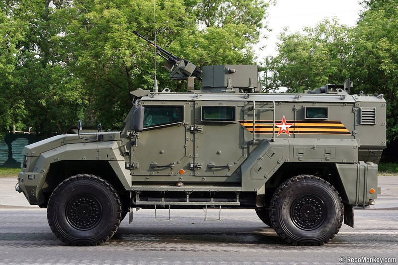 Mẫu KamAZ-53949 này được thiết kế như một phiên bản nhỏ gọn và dễ điều khiển hơn của các loại phương tiện 3 trục hạng nặng và sở hữu kích thước lớn nhiều trong dòng sản phẩm này. jj.jpg