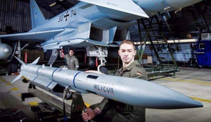 Tiêm kích Rafale hiện là máy bay chiến đấu duy nhất của Không quân Ấn Độ có khả năng phóng loại tên lửa này, đạt tầm bắn lên tới 200 km. article-61ed8926a24547-47119659.jpg