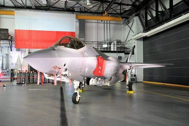 Các chuyên gia quân sự quốc tế nhấn mạnh rằng F-35 sẽ tăng cường đáng kể năng lực tấn công của Ba Lan, là câu trả lời cứng rắn trước việc Nga tuyên bố triển khai tên lửa đạn đạo Iskander-M mang đầu đạn hạt nhân chiến thuật tại Belarus. foto-jakub-orzechowski-agencja-gazeta-via-reuters-ecp636pc-1771603321t.jpg