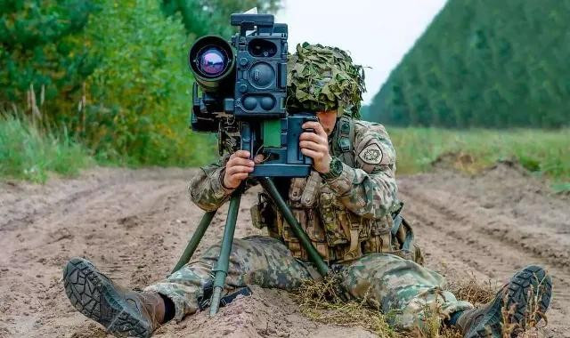 Nhà sản xuất đã thực hiện các sửa đổi cần thiết, sau đó lô tên lửa chống tăng (ATGM) đầu tiên đã được đưa vào biên chế tại Latvia. Tuy nhiên một báo cáo khác đăng tải trên tờ Ottawa Citizen lại cho biết đã phát sinh nhiều vấn đề mới. novye-problemy-s-izrailskimi-ptur-spike-lr2-u-kanadskih-voisk-v-latvii-cd76bsss-1769165221t.jpg