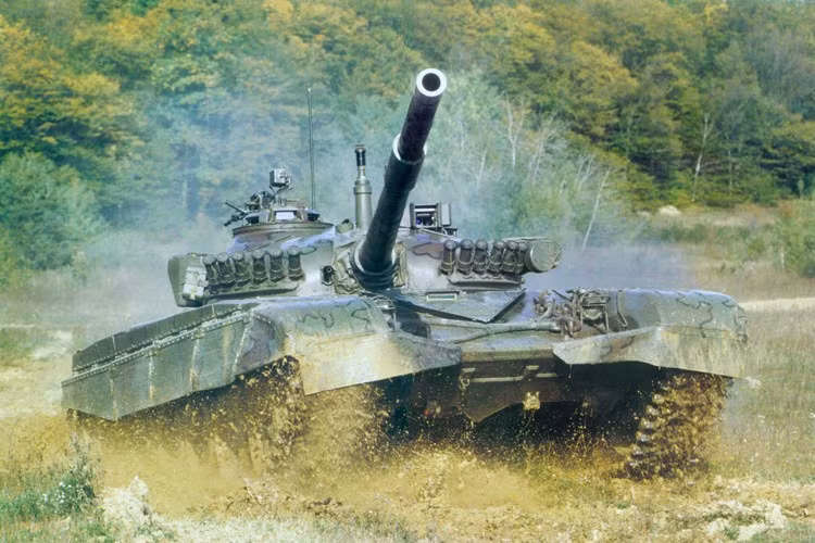 Xe tăng chiến đấu chủ lực M-84 là phiên bản cải tiến của dòng T-72M1 từ thời Liên Xô, được sản xuất tại Nam Tư cũ theo giấy phép của Moskva. m84-07.jpg