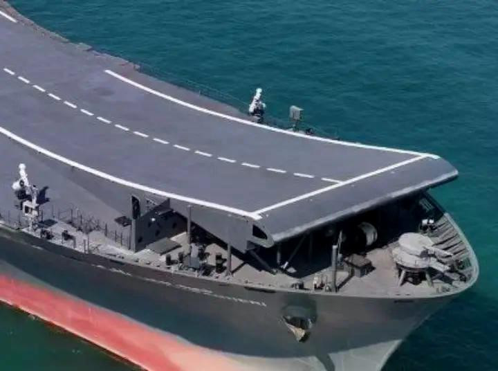 Đường băng dài của tàu khoảng 180m, chiếc chiến hạm này còn được trang bị 8 tên lửa chống hạm Noor, 8 tên lửa phòng không Kowsar-222, 1 bệ pháo với pháo tự động 30mm, đi kèm 2 tháp pháo điều khiển từ xa với pháo 20mm. 00000.jpg