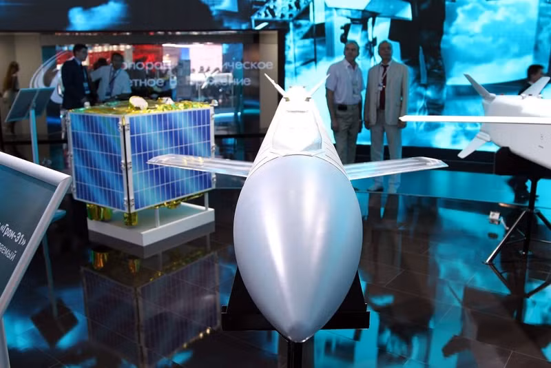 Tên lửa Grom-1 có biến thể khác là bom lượn Grom-2 khi cắt bỏ động cơ đẩy phụ trợ nhằm tăng lượng thuốc nổ mang theo, khi đó tầm xa sẽ giảm xuống còn 65 km. 3-111.jpg