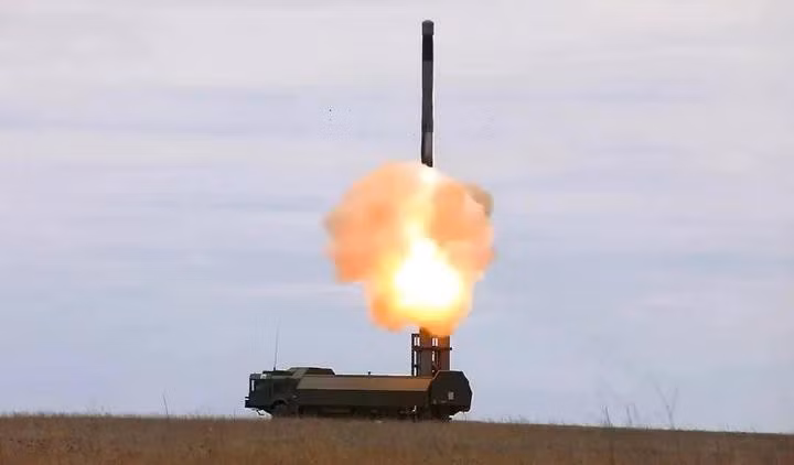 Trong cuộc không kích quy mô lớn vào Ukraine diễn ra trong đêm ngày 20 tháng 1, tên lửa siêu thanh Zircon đã lần đầu tiên được sử dụng như một loại vũ khí phóng từ mặt đất. phong-ten-lua-p-800-tu-he-thong-phong-thu-bo-bien-bastion-anh-reporter-21130840.jpg