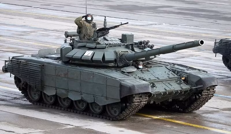 Xe tăng Nga có vỏ giáp composite nhiều lớp mạnh mẽ hơn đi kèm giáp phản ứng nổ tối tân, đủ sức chịu đòn tấn công không chỉ từ đạn xuyên lõm mà cả đạn xuyên động năng. Trong khi đó, pháo 125 mm cung cấp khả năng sử dụng tên lửa dẫn đường. ss-2-8890-3239-637-4738.jpg