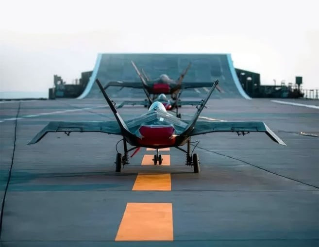 Thay vào đó, đường băng được đặt nghiêng so với trục dọc của con tàu, cho phép có đủ chiều dài cần thiết cho việc cất cánh và hạ cánh. 000.jpg