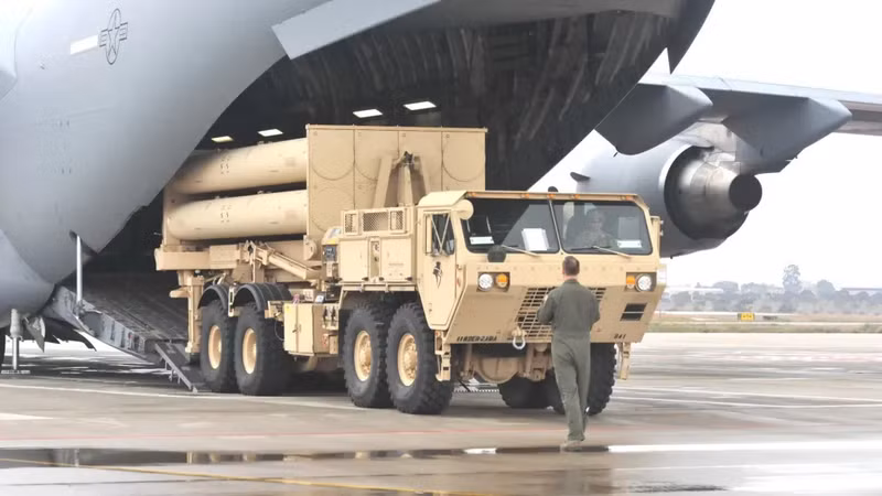 So với các hệ thống khác như Patriot hay Arrow-3 thì THAAD được đánh giá có công nghệ tiên tiến hơn. Nó đảm nhiệm vai trò lớp phòng thủ bên ngoài, chỉ khi tên lửa đạn đạo đối phương lọt qua thì Patriot mới "làm việc". ten-lua-thaad-2.png