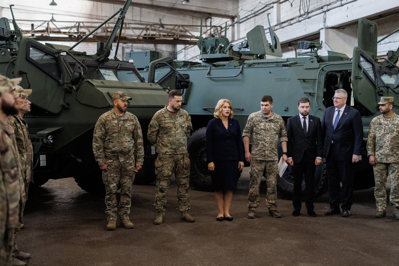 Thông báo về chương trình sắp tới đã được đăng trên trang web của Bộ Quốc phòng Latvia. Chúng ta đang nói về 21 xe bọc thép chở quân được sản xuất tại Latvia cho Ukraine. 518968131-1089818593250131-431780896439330628-n.jpg