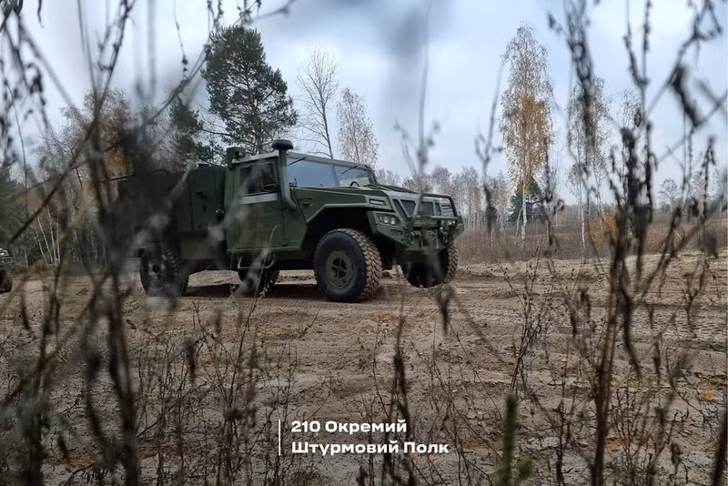 Hệ thống cung cấp khả năng triển khai nhanh chóng, cho phép bạn phản ứng hiệu quả trước những yêu cầu thay đổi nhiệm vụ, kết hợp tính di động đặc biệt và độ chính xác cao. Đồng thời, công ty cũng sản xuất đạn cối 120 mm cho hệ thống Alakran của mình. 54156760992-c8c9a89448-b.jpg