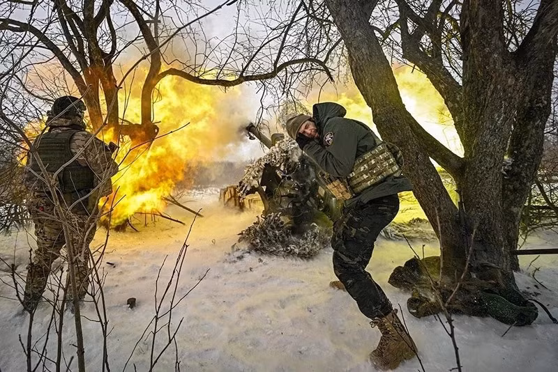 Theo tờ National Interest (NI) , máy bay không người lái và pháo binh đã trở thành hai loại vũ khí chính trong cuộc xung đột Nga - Ukraine, và mỗi loại đều có những điểm mạnh và điểm yếu riêng. oush45-128-jpg-18b.jpg