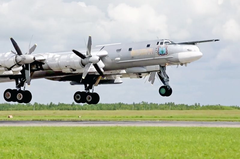 Ngày nay, máy bay ném bom Tu-95MS hiện đại hóa vẫn đang thực hiện các cuộc tấn công bằng tên lửa vào hệ thống cơ sở hạ tầng quan trọng của Ukraine. ria-6591673hr-cfa.jpg