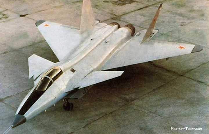 Đáng chú ý, dễ dàng nhận thấy nhiều nét tương đồng giữa MiG 1.44 và chiếc Chengdu J-20 của Trung Quốc, không loại trừ khả năng Bắc Kinh đã nhận được tài liệu kỹ thuật từ Nga để phát triển lên thành tiêm kích tàng hình của riêng mình. 6-0925.jpg